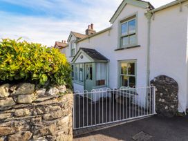 A house with a front porch and gate at Sunbeam Cottage in Coniston