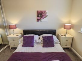 A bedroom with a bed and bedside tables at Lakeland Loft in Windermere