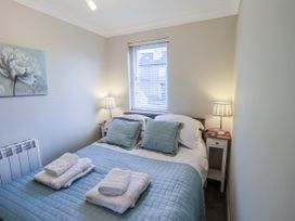 A bedroom with a bed and bedside tables at Lakeland Loft in Windermere