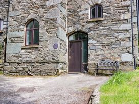 An entrance with a stone wall and a bench at Chapel How Ambleside