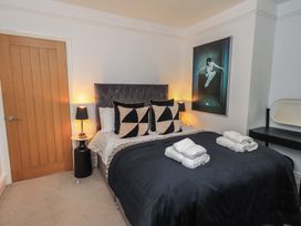 A bedroom with a bed and two lamps at Newby Bridge House in Newby Bridge