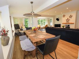 A dining room with a table and chairs at Underheron in Grasmere