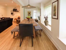 A dining room with a table and chairs at Underheron in Grasmere