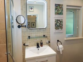 A bathroom featuring a sink and mirror at Underheron in Grasmere