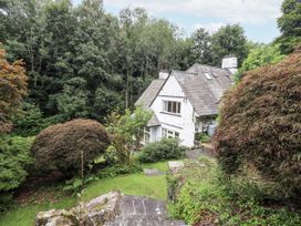 A house surrounded by trees and bushes at Miyanli in Bowness