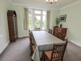 A dining room with a table and chairs at Miyanli in Bowness