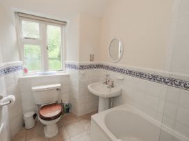 A bathroom with a toilet, sink, and bathtub at Miyanli in Bowness