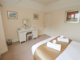 A bedroom with a bed and mirror at Miyanli in Bowness