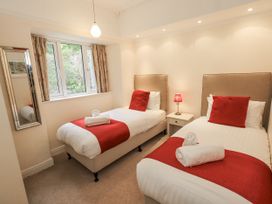 A bedroom with two beds and a window at Miyanli in Bowness