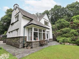 A house with a patio and garden at Miyanli in Bowness