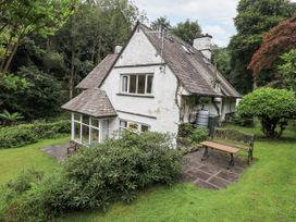 A house with a bench and garden at Miyanli in Bowness