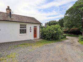 A cottage with a gravel pathway at Abbots Reading Cottage Lakeside