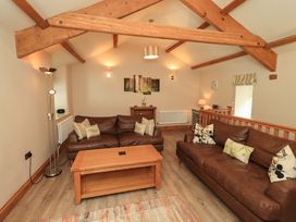 A living room with sofas and a coffee table at Abbots Reading Cottage in Lakeside