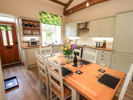 A kitchen with a table and chairs at Abbots Reading Cottage in Lakeside