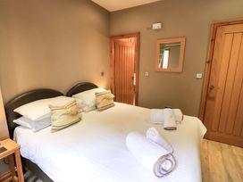 A bedroom with a double bed and towels at Abbots Reading Cottage in Lakeside