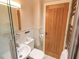 A bathroom with sink and toilet at Abbots Reading Cottage in Lakeside