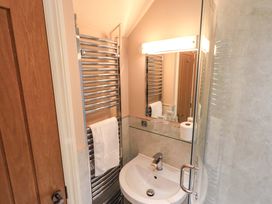 A bathroom with a hand basin and towel rail at Abbots Reading Cottage in Lakeside