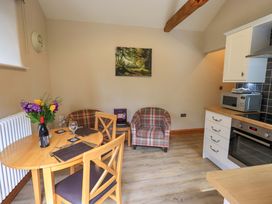 A dining room with a table and chairs at Abbots Reading Suite in Lakeside