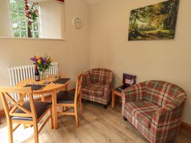 A dining room with a table and chairs at Abbots Reading Suite in Lakeside