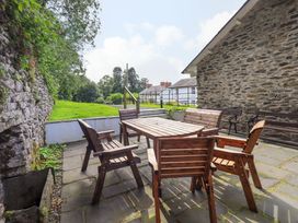 An outdoor area with a table and chairs at Abbots Reading Suite in Lakeside