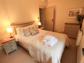 A bedroom with a bed and bedside tables at Beck Steps in Chapel Stile