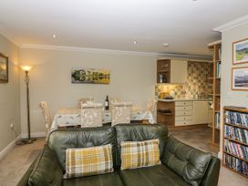 A living room with a dining area and kitchen at Middlerigg in Troutbeck