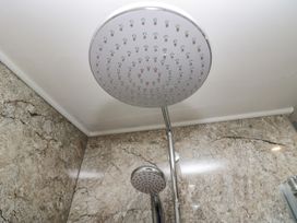 A shower head and hose in a bathroom at Middlerigg in Troutbeck