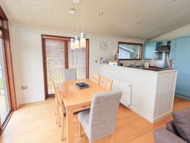 A dining room with a table and chairs at Thie Loghey in Hawkshead