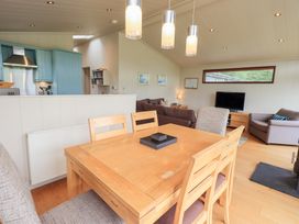A dining area with a table and chairs at Thie Loghey in Hawkshead