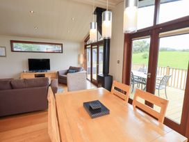 A living room with a sofa and dining table at Thie Loghey in Hawkshead