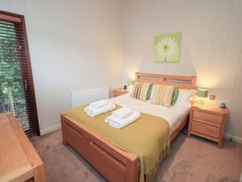 A bedroom with a bed and bedside tables at Thie Loghey in Hawkshead