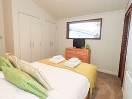 A bedroom with a bed and a dresser at Thie Loghey in Hawkshead