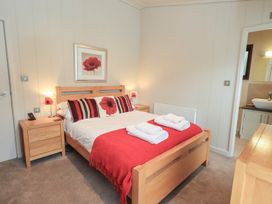 A bedroom with a bed and bedside tables at Thie Loghey in Hawkshead