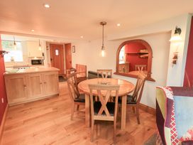 A dining area with a table and chairs at Boxwood Cottage in Troutbeck