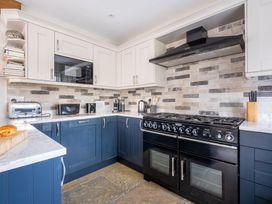 A kitchen with a stove, oven, and cabinets at Goody Raise in Grasmere