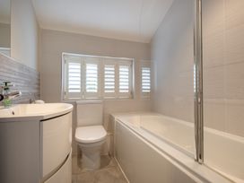 A bathroom with a bathtub, sink, and toilet at Goody Raise in Grasmere