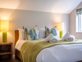 A bedroom with a bed and lamps at Goody Raise in Grasmere