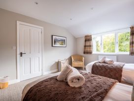 A bedroom with two beds at Goody Raise in Grasmere