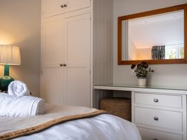 A bedroom with towels on a bed at Goody Raise in Grasmere