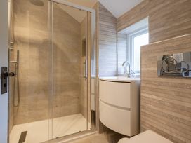 A bathroom featuring a shower, sink, and toilet at Goody Raise in Grasmere