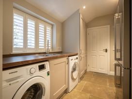 A laundry room with a washing machine and sink at Goody Raise in Grasmere