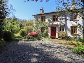 A house with garden and gravel driveway at Rose Cottage Coniston in coniston