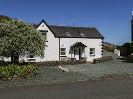 A house with a bench in front at Cygnet Cottage in Thornthwaite