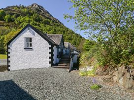 A building with stairs and gravel in front at Cygnet Cottage Thornthwaite