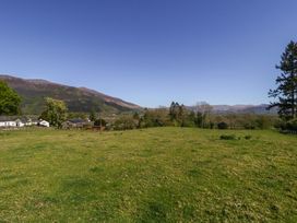 Landscape view with mountains and farmhouses at Cygnet Cottage Thornthwaite
