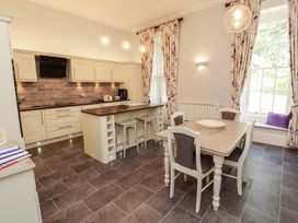 A kitchen with an island and dining table at South View in Keswick