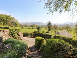 A garden with steps and hedges at South View in Keswick