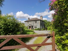 A house with a gate and driveway at Elterwater Lodge in Elterwater