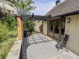 An outdoor space with a patio and a pergola at No 7 Ambleside