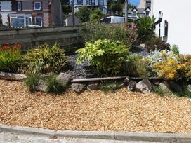 A garden with gravel and plants at Sea View in Llandudno